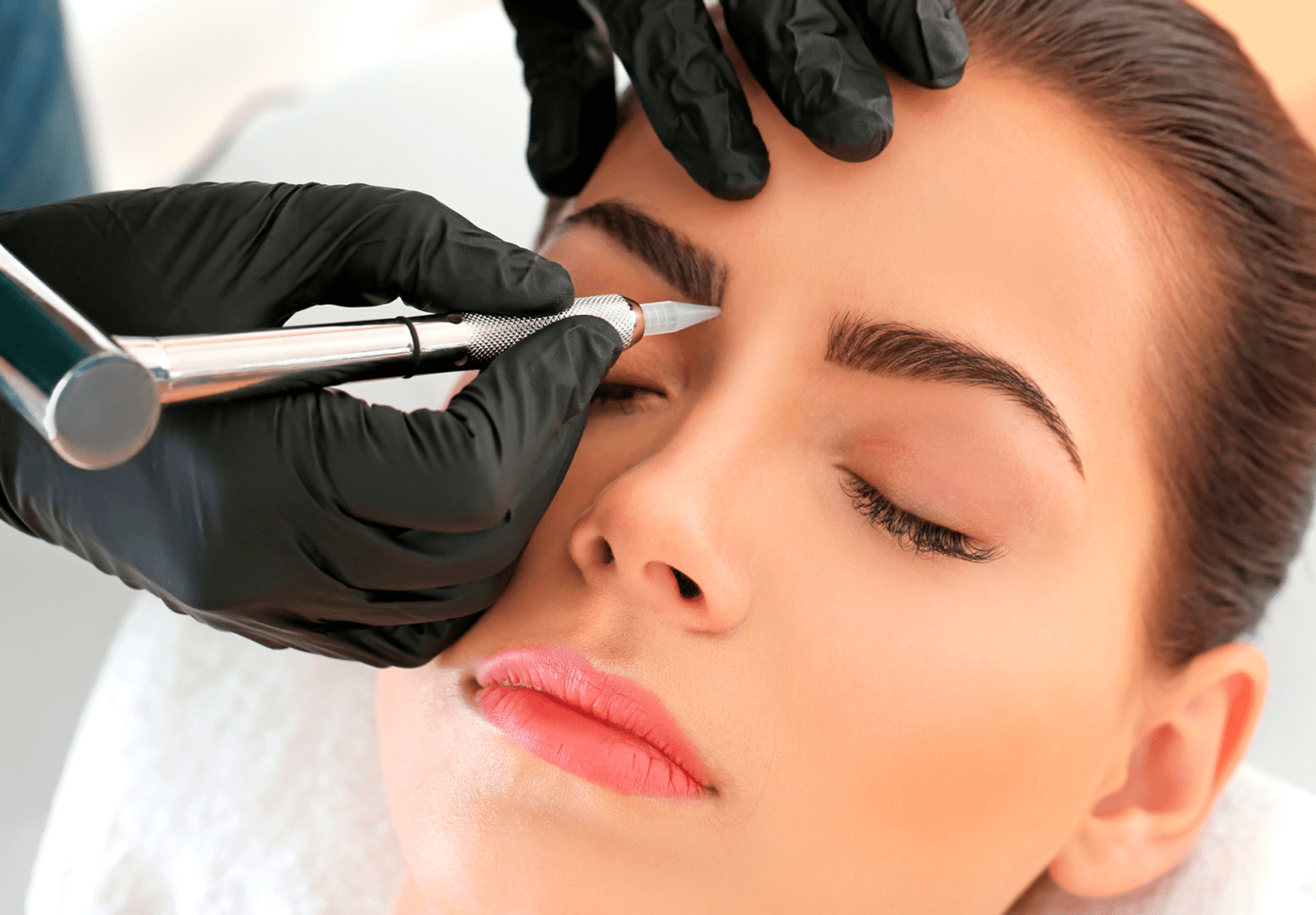 Cuidados posteriores al microblading en Málaga: Qué hacer y qué no hacer